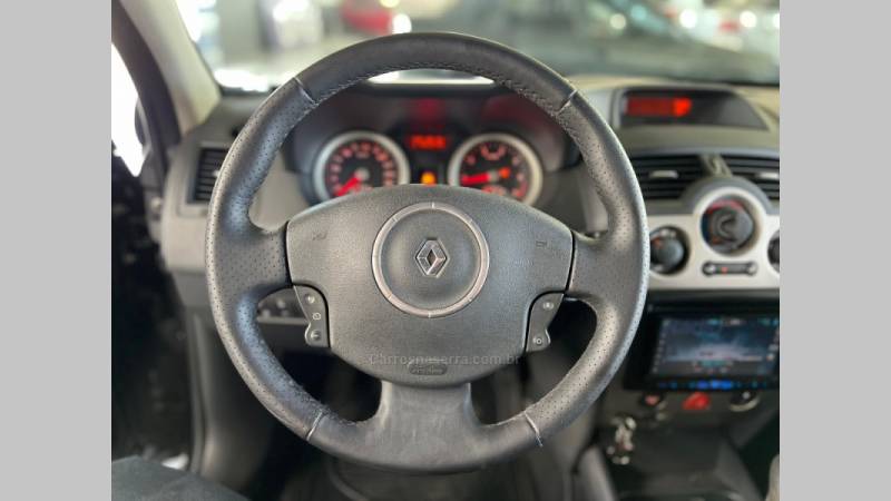 RENAULT - MÉGANE - 2008/2009 - Preta - R$ 27.900,00