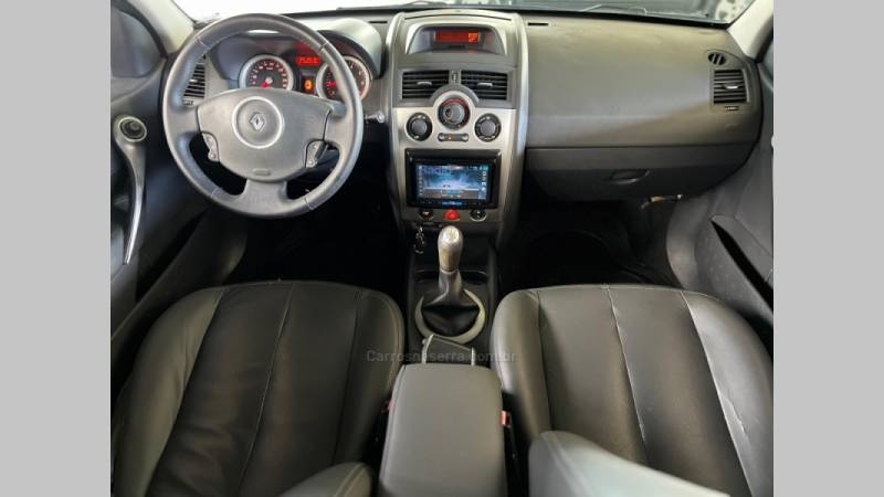 RENAULT - MÉGANE - 2008/2009 - Preta - R$ 27.900,00