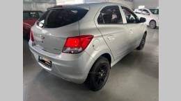 CHEVROLET - ONIX - 2014/2015 - Prata - R$ 47.900,00