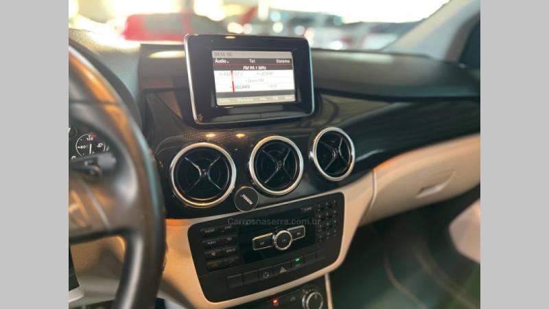 MERCEDES-BENZ - B 200 - 2012/2013 - Preta - R$ 68.900,00