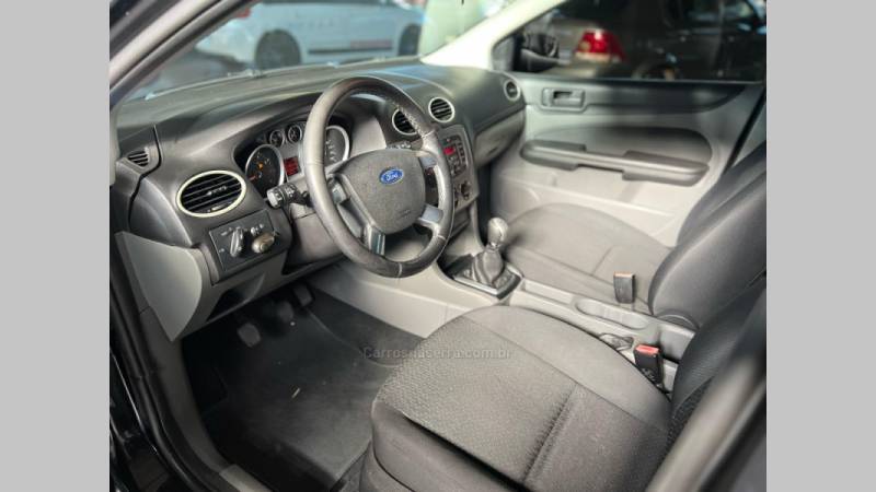 FORD - FOCUS - 2010/2011 - Preta - R$ 39.900,00