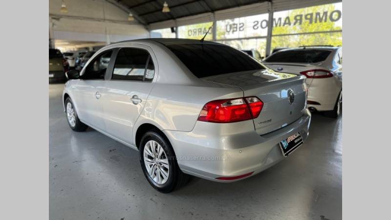 VOLKSWAGEN - VOYAGE - 2021/2022 - Prata - R$ 66.900,00