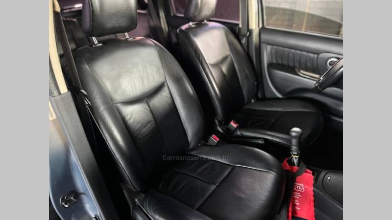 NISSAN - LIVINA - 2010/2011 - Cinza - R$ 32.900,00