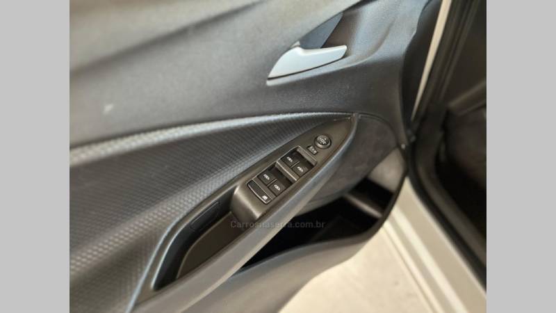 CHEVROLET - ONIX - 2021/2021 - Branca - R$ 78.900,00