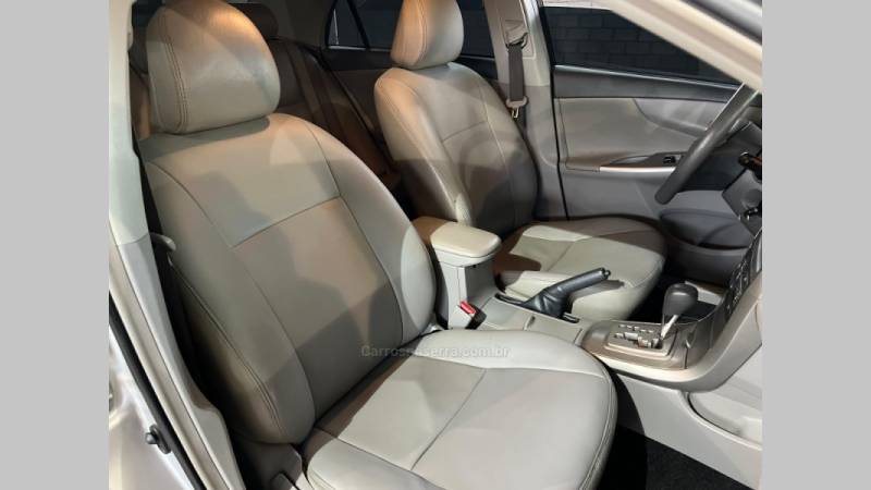 TOYOTA - COROLLA - 2010/2011 - Prata - R$ 59.900,00