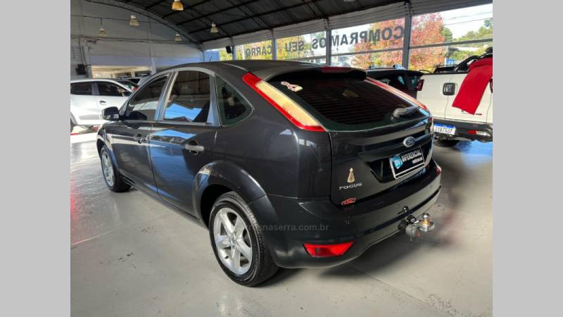 FORD - FOCUS - 2010/2011 - Preta - R$ 39.900,00