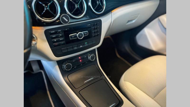 MERCEDES-BENZ - B 200 - 2012/2013 - Preta - R$ 68.900,00